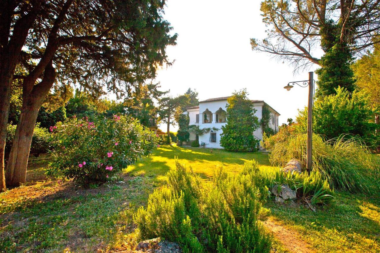 Agriturismo "Borgo Madonna Degli Angeli" - Charming Cottages In The Gardens ! Tocco da Casauria Exterior photo
